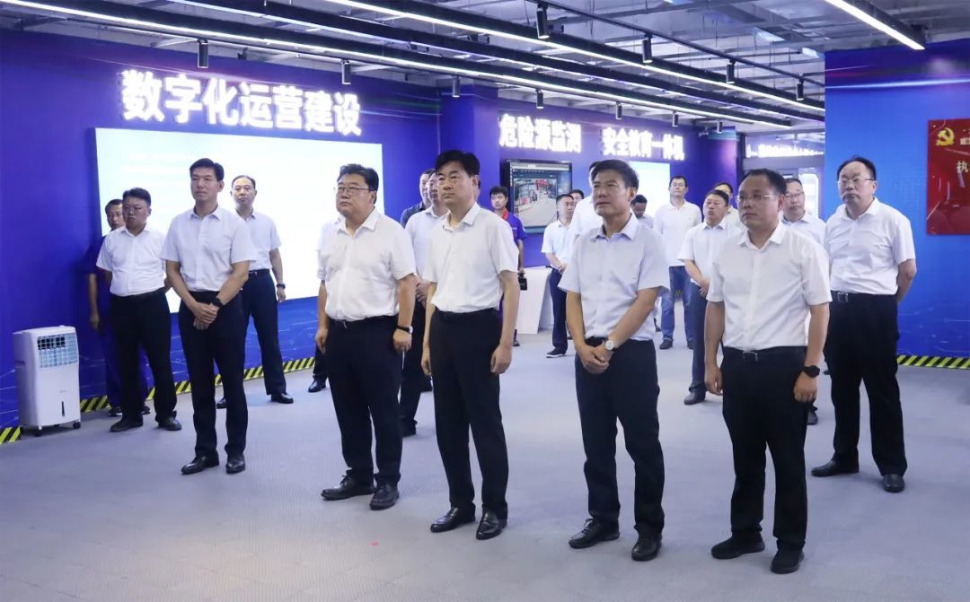 深入山东赋能智造 省住建厅党组书记任海涛一行调研飞龙集团智能眼镜创新应用